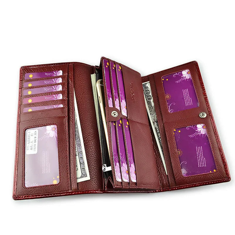 Women's leather coin purse with crocodile pattern in wine red colour