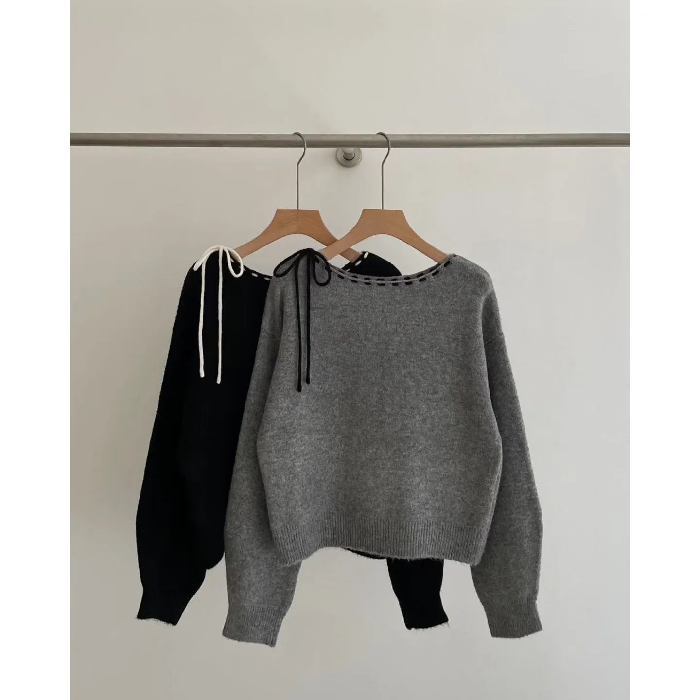 Women's loose-fitting knitwear pullover in black or grey colour made from regenerated cellulose fibre