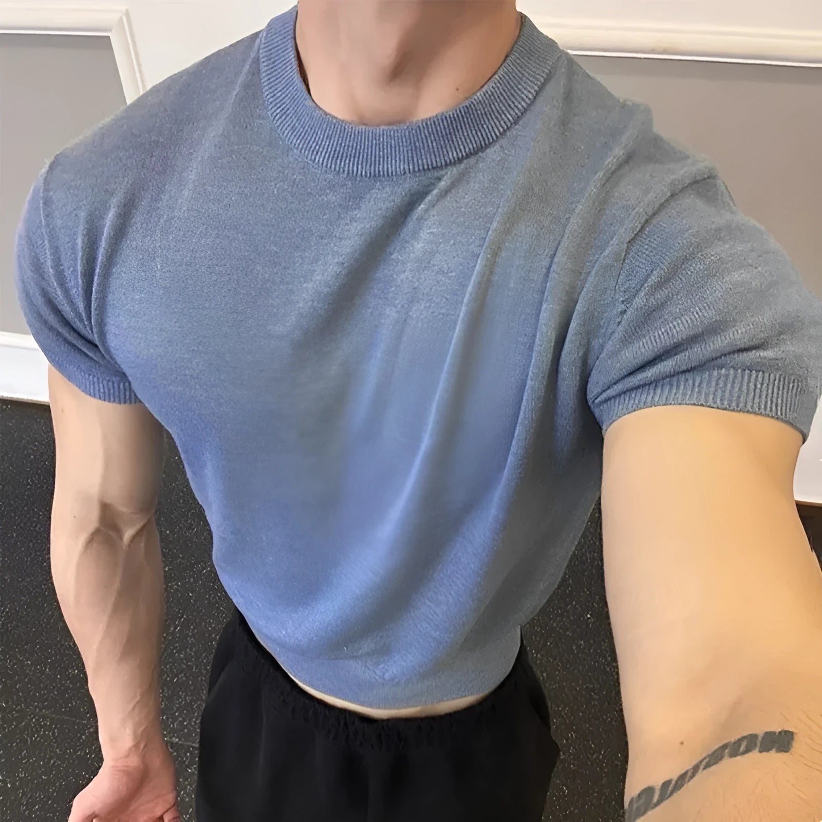 Men's slim fit polyester t-shirt with thread-cuffed short sleeves in flower blue colour