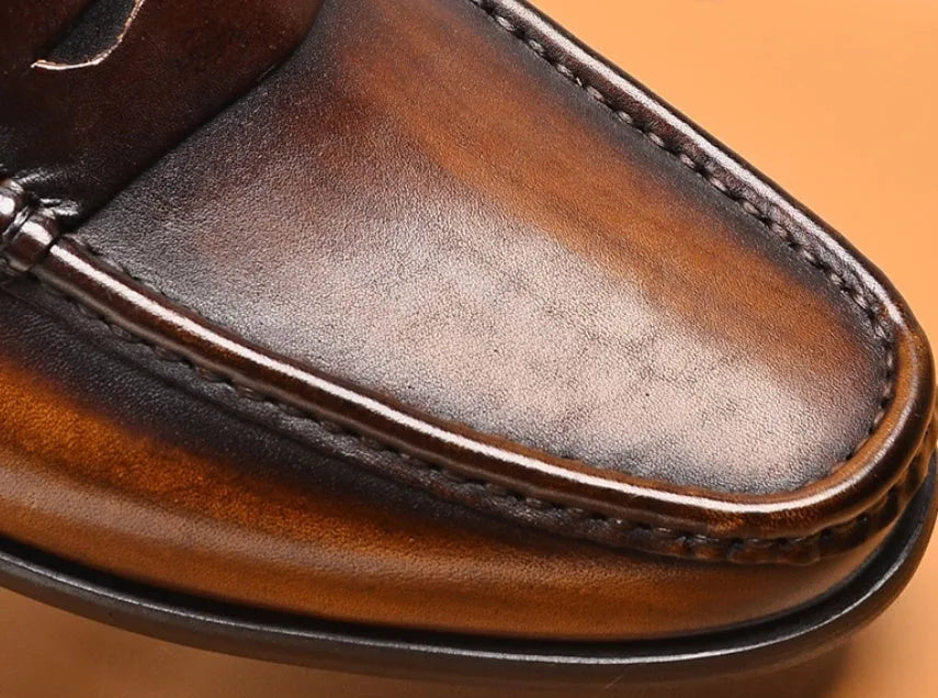 Men's first layer cowhide casual leather shoes in black with flat heel and lace-up design