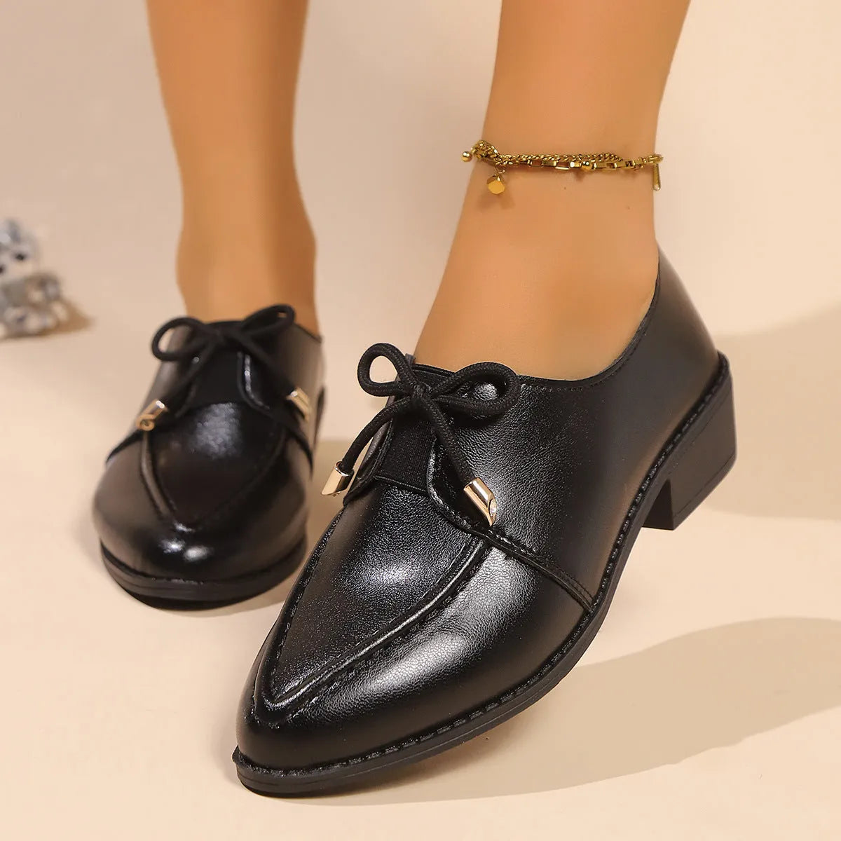Women's simple flat shoes with a choice of bow decoration, showing PU upper and rubber sole.