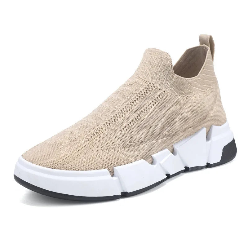 Men's casual slip-on sports shoes in black with flyknit mesh upper and sock cuffs