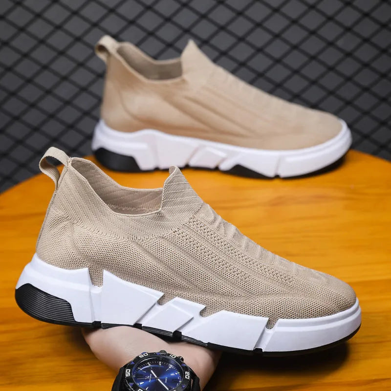 Men's casual slip-on sports shoes in black with flyknit mesh upper and sock cuffs