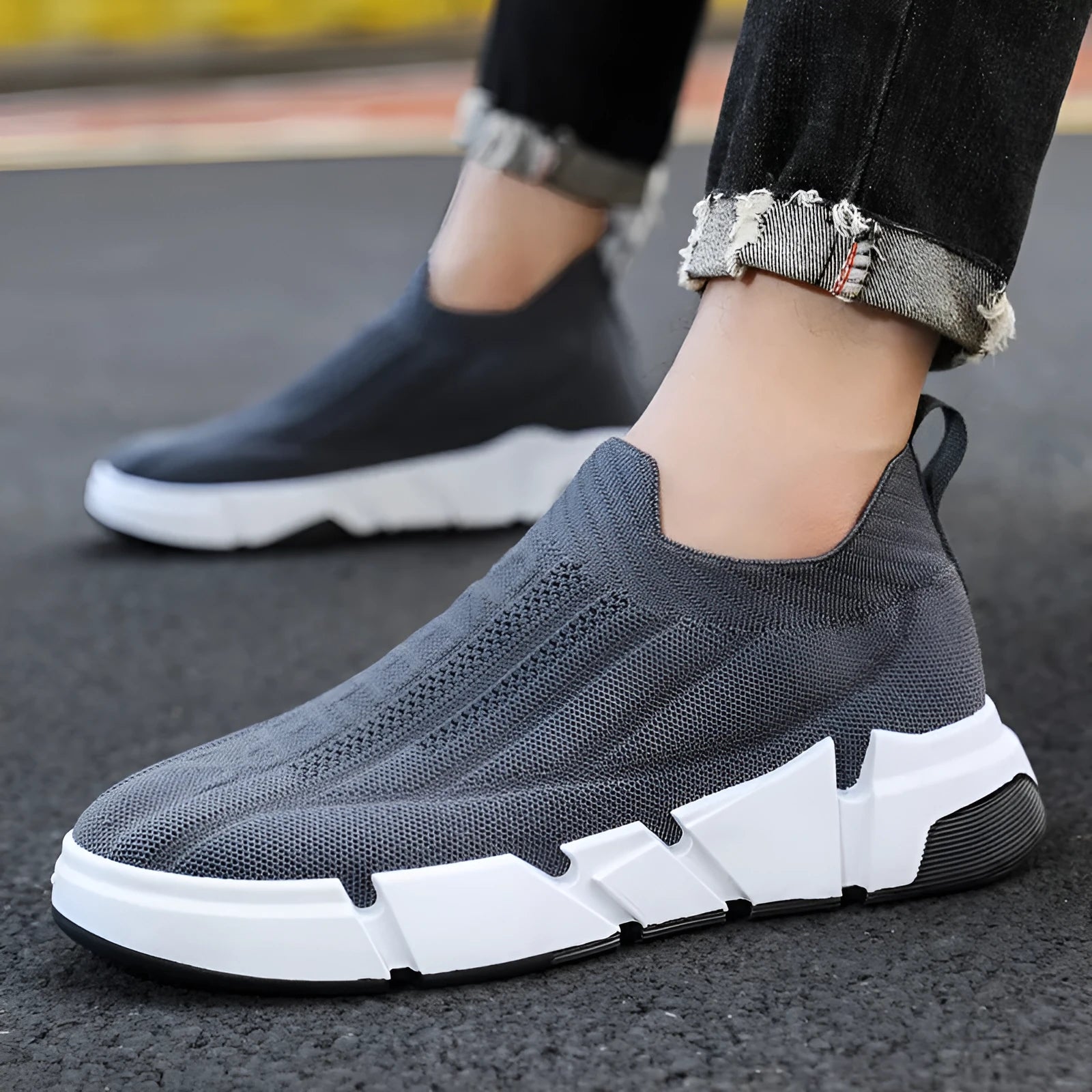 Men's casual slip-on sports shoes in black with flyknit mesh upper and sock cuffs