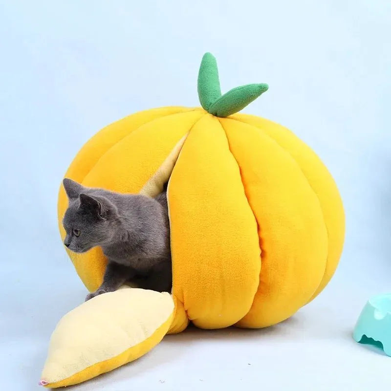 Semi-enclosed pet pumpkin nest in orange PP cotton coralline fabric for cats and small dogs