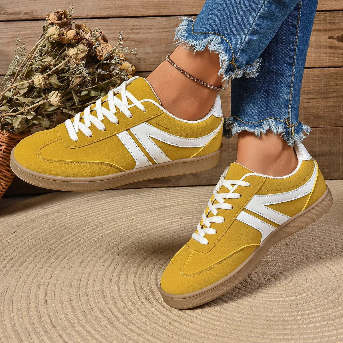 Lace-up round toe flats shoes for women in black artificial PU leather with flat heel