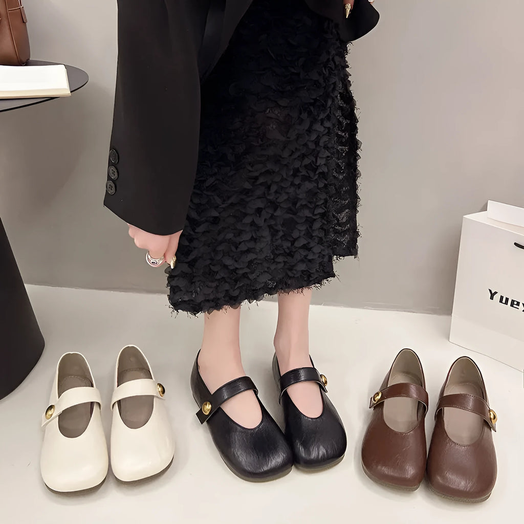 Women's buckle casual leather flat pumps in solid colour with belt buckle, round toe, low top.