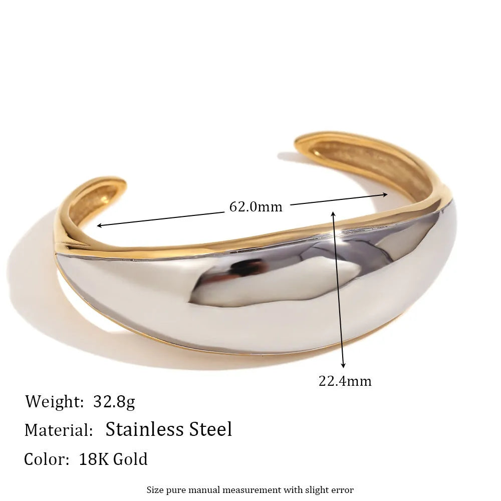 Gold geometric jewellery set with earrings, bracelet and necklace for women