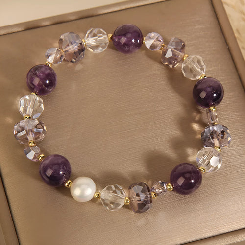 Artificial amethyst bracelet with four-leaf clover pendant and pearl details on electroplated chain