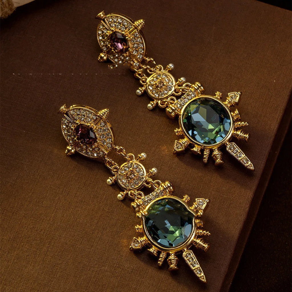 Gold geometric stud earrings with round element and diamond treatment