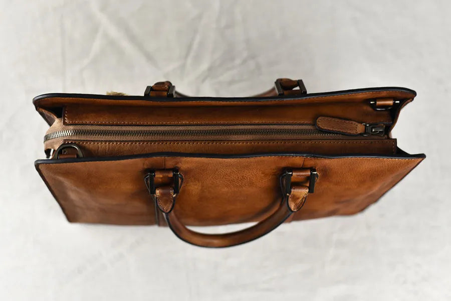 Men's retro leather handbag in horizontal business style with zipper opening