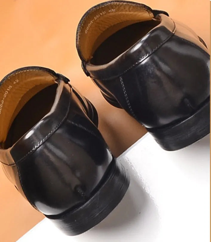 Men's first layer cowhide casual leather shoes in black with flat heel and lace-up design