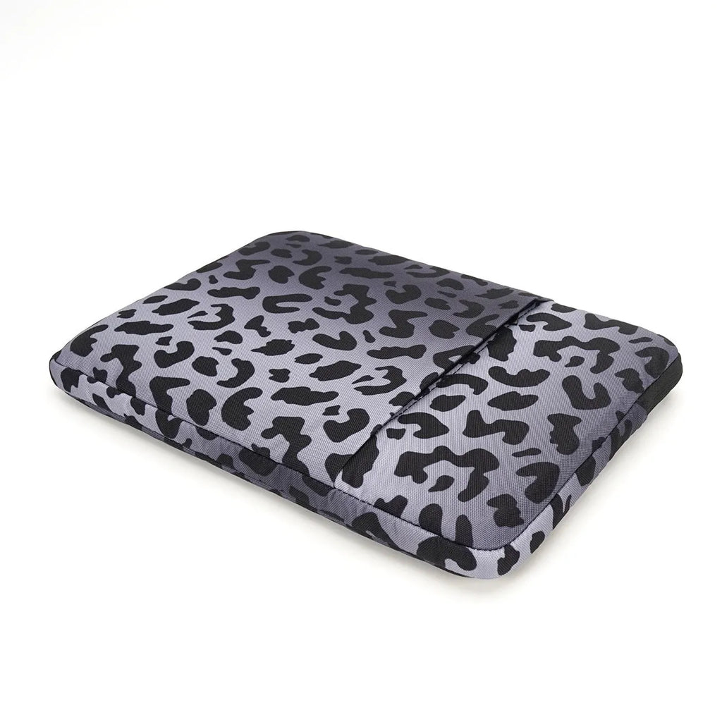 Leopard print laptop sleeve for 13-inch and 15.6-inch computers with anti-shock flannel lining