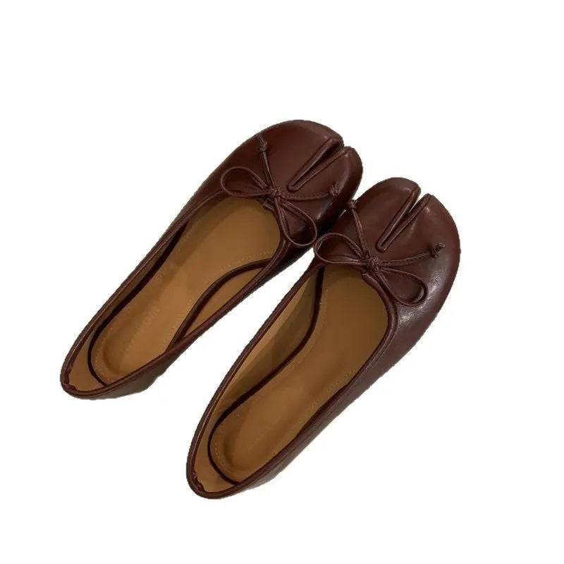 Women's split-toe flat pump in artificial PU, shown in available colours with round toe and flat rubber sole.