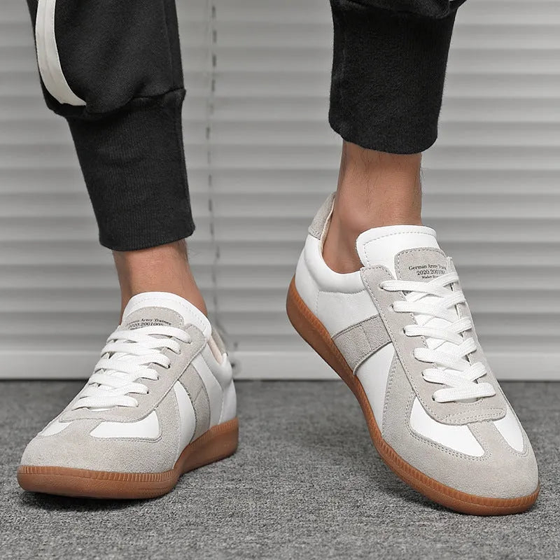 White retro Japanese-style low-top casual sneakers with round toe and flat rubber sole