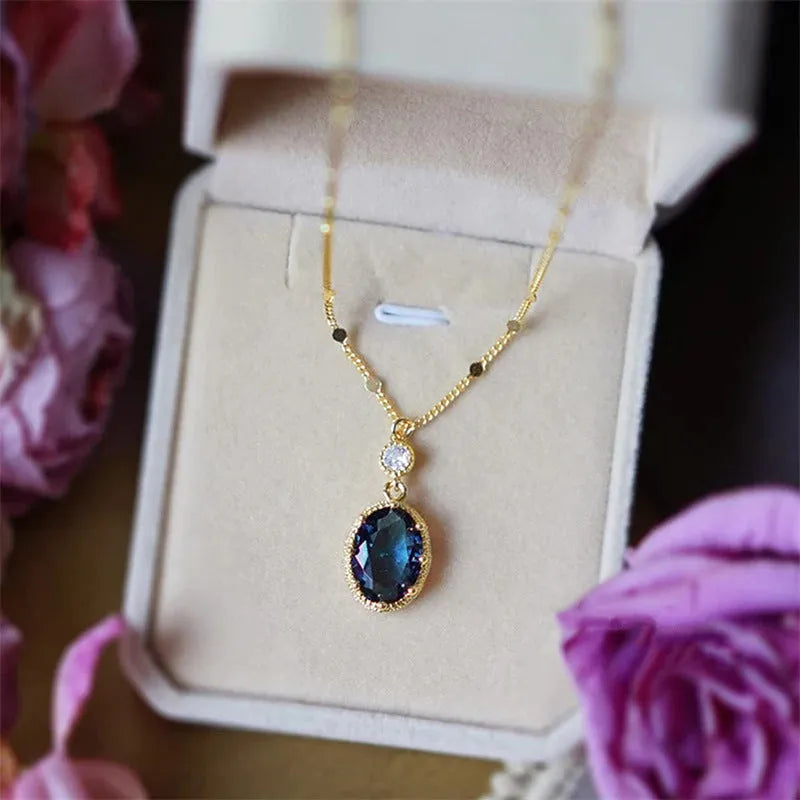 Gold-coloured geometric pendant necklace with a French retro design on a chain.