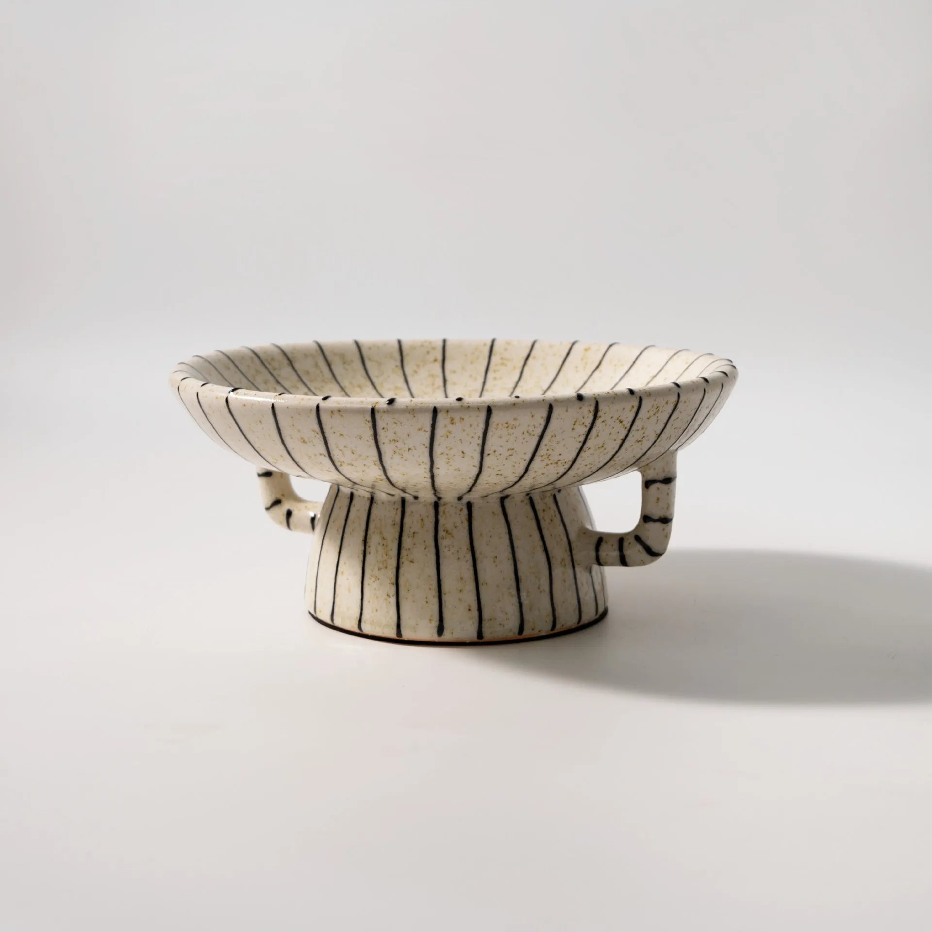 Black and white striped synthetic resin fruit plate with 20cm diameter