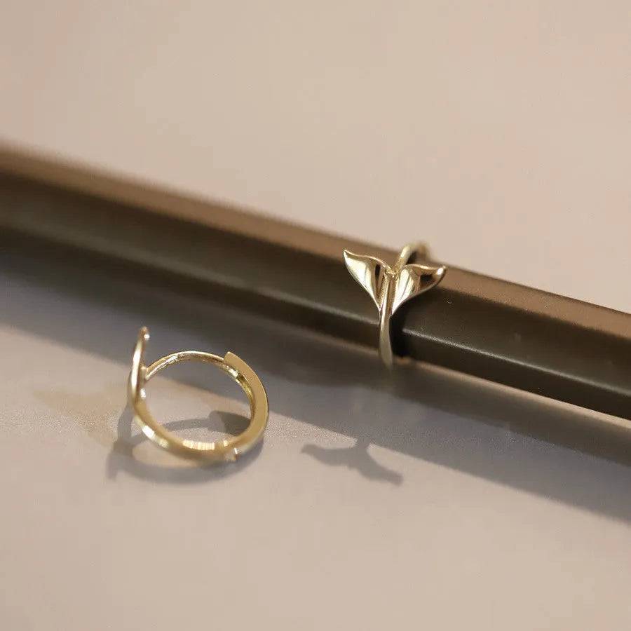 S925 sterling silver fishtail earrings with 8mm diameter in gold or white gold plate