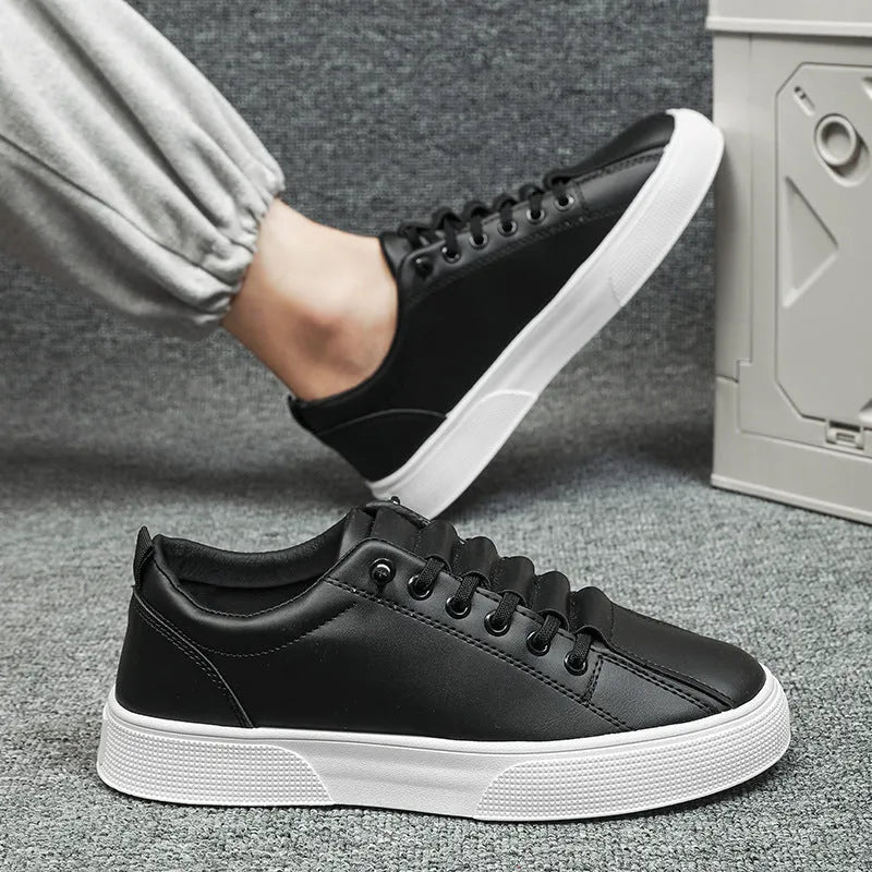 Men's low-top black synthetic leather sports trainers with PVC soles and leather stitching