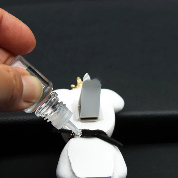 Black rivet bear shaped gypsum car perfume accessory clipped onto vehicle air outlet
