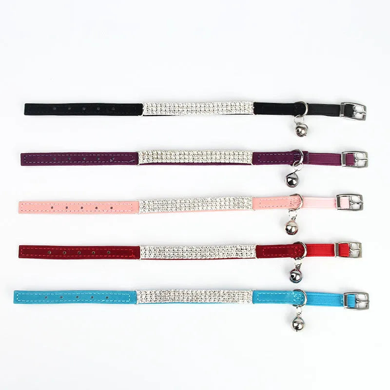 A velvet cat collar with rhinestone decoration, shown in an adjustable length from 20 to 30cm.
