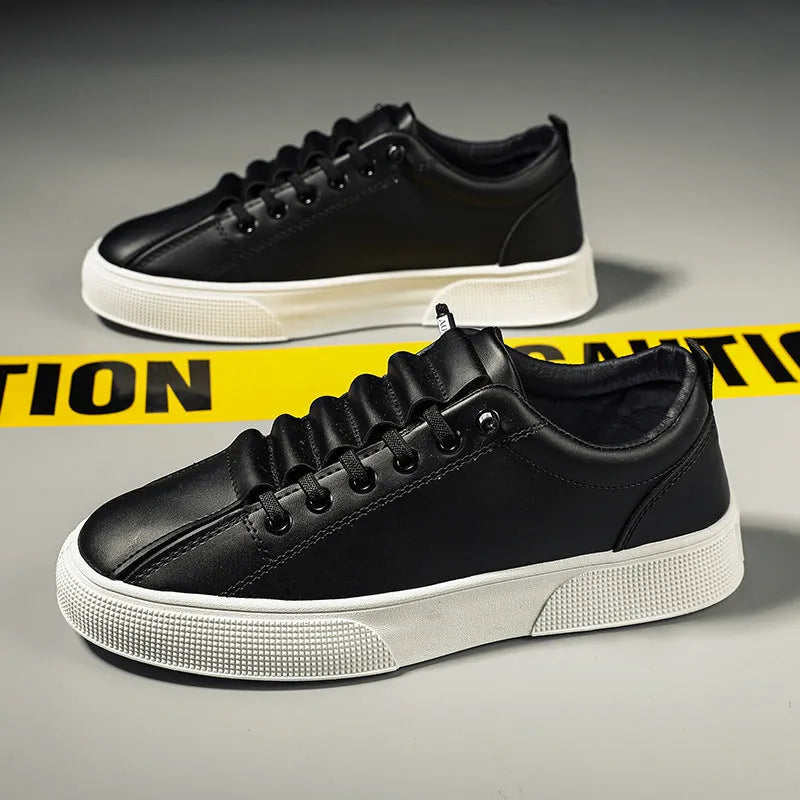 Men's low-top black synthetic leather sports trainers with PVC soles and leather stitching