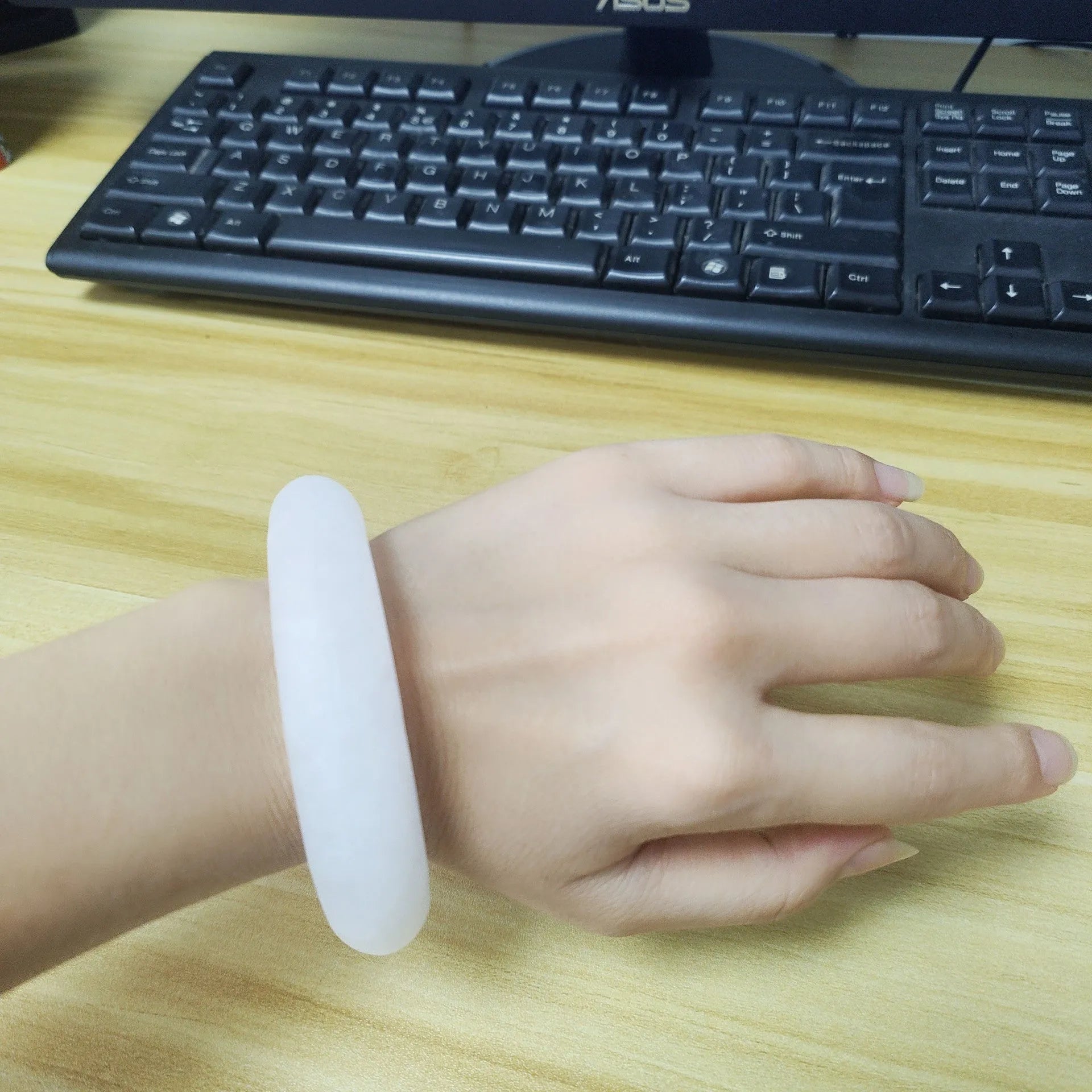 PVC cooling neck ice ring for outdoor sports in blue, showing neck-worn design for heatstroke prevention.