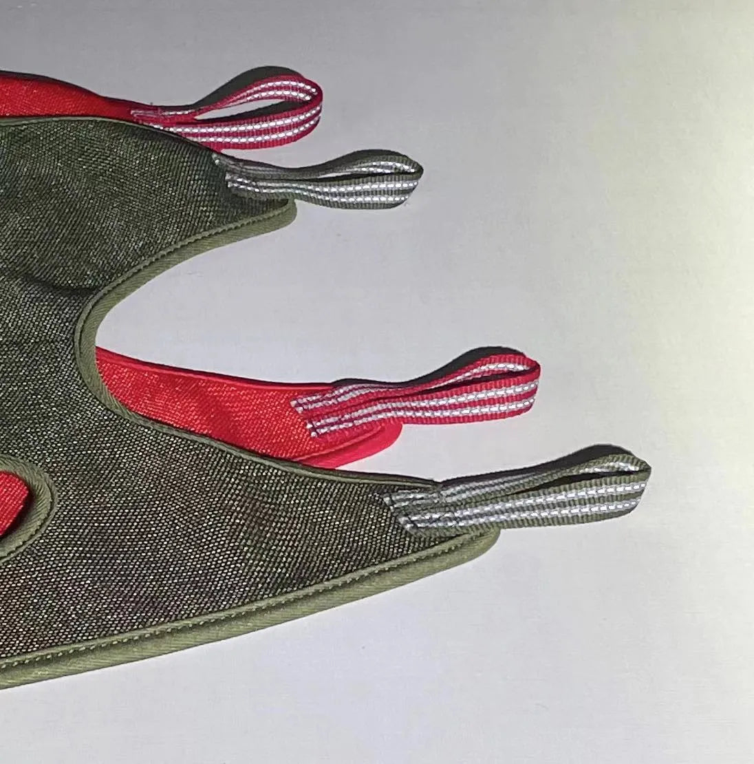 Breathable sandwich fabric grooming hammock for small and medium cat or dog nail trimming, exposing paws and head