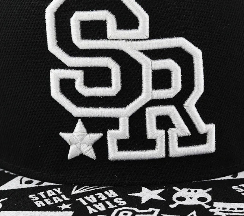 Adjustable cotton baseball cap with dome crown and letter embroidery in black or white colour