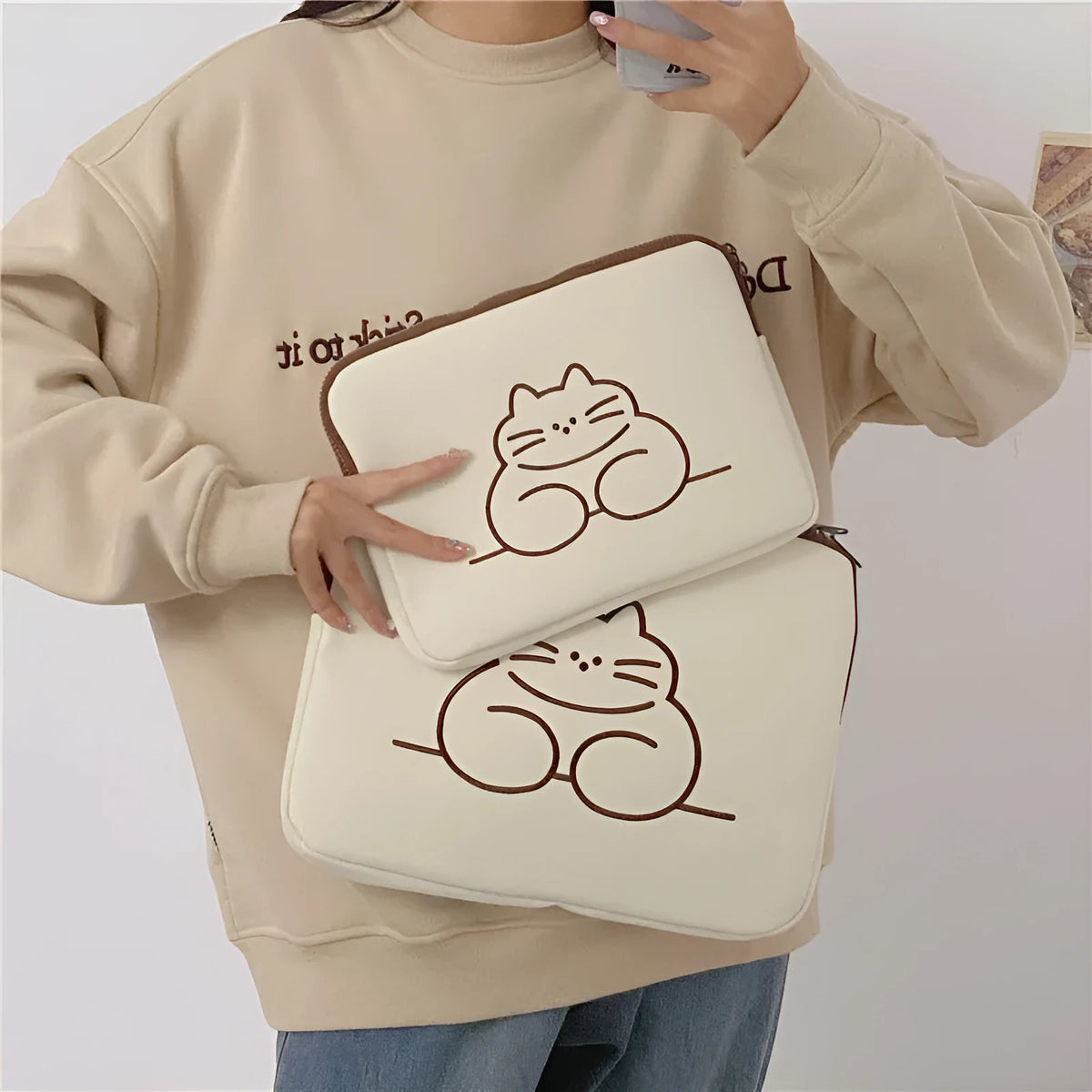 Embroidered animal cute tablet protective sleeve in nylon, zipper closure, fat cat or sleepy cat design