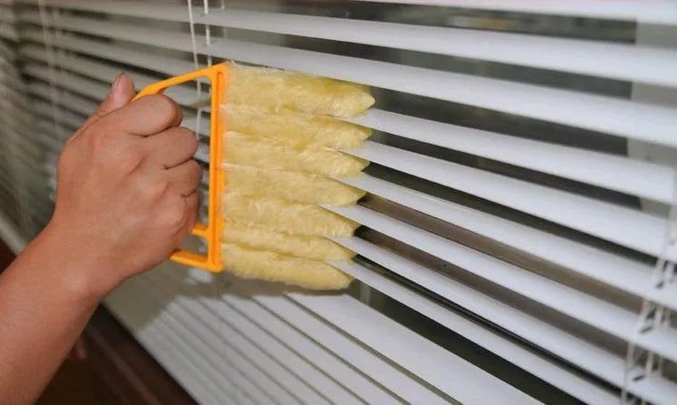 Venetian blind cleaning brush with double-sided roller inserted between slats
