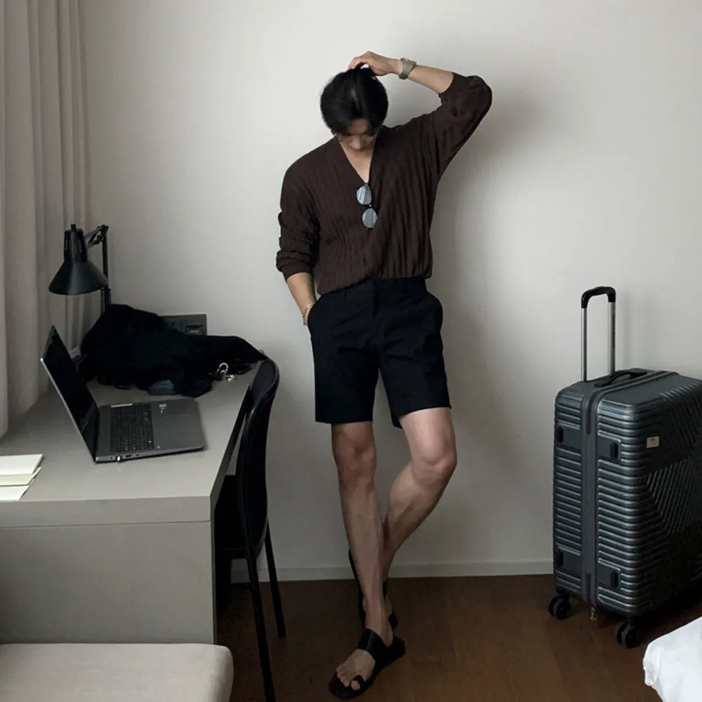 Man wearing solid colour straight-leg casual shorts in a loose fit.