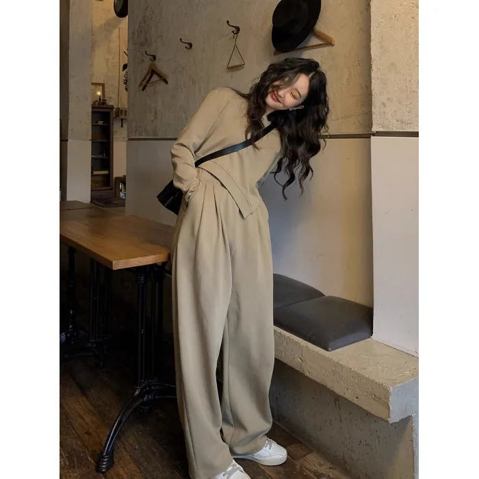 Women's loose-fit casual sports suit two-piece set in a solid colour, shown in khaki.
