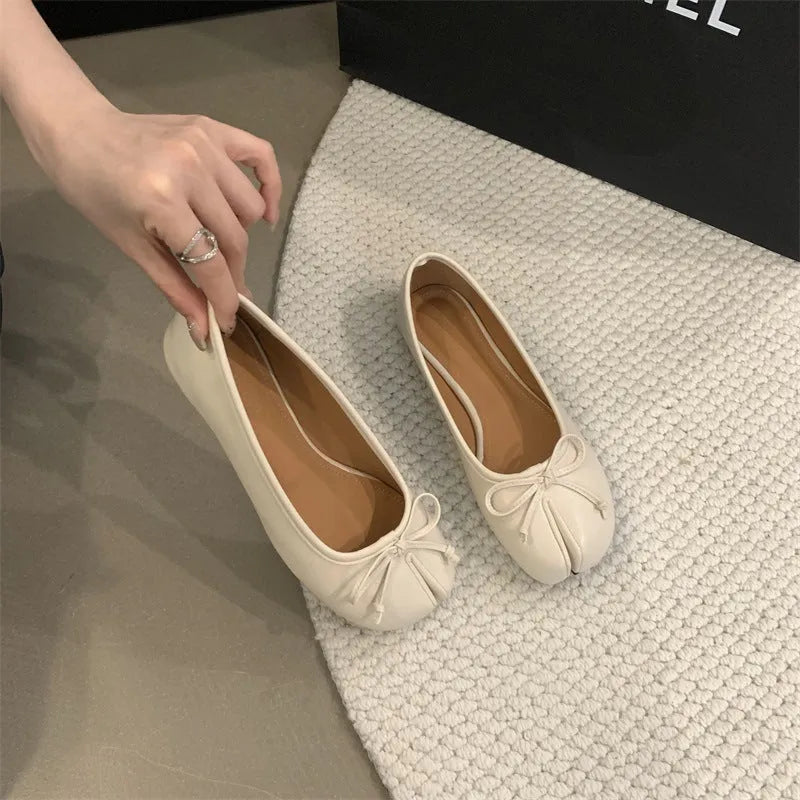 Women's split-toe flat pump in artificial PU, shown in available colours with round toe and flat rubber sole.