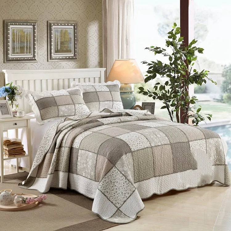 Pure cotton quilted bedspread three-piece set in a colour pattern with two pillowcases.