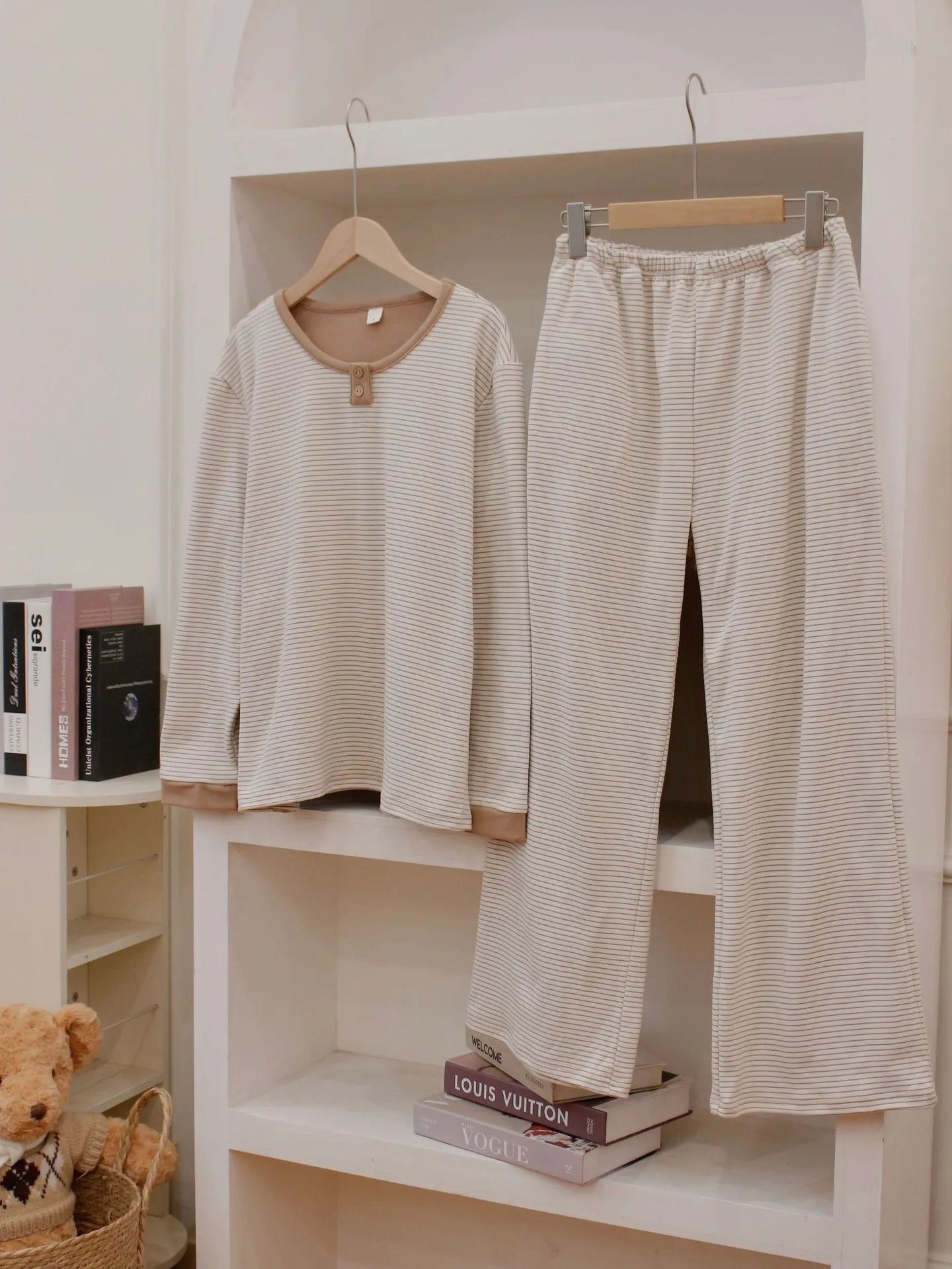 Round neck de velvet women's pajama suit with long-sleeved top and striped trousers in light blue