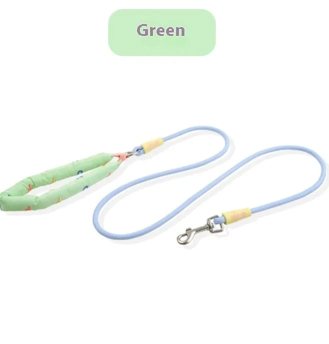 Polyester dog leash with hand holding loop measuring 150cm in length