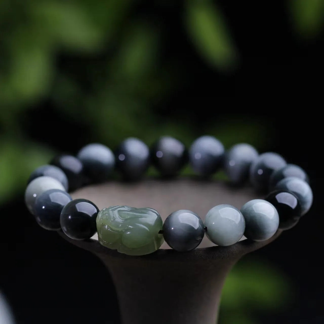 Black 10mm eagle eye stone and Hetian jade Pixiu bracelet with manual craftsmanship details