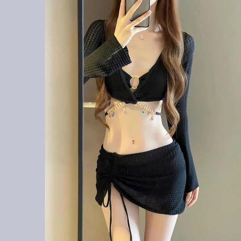 Women's long sleeve black and white bikini swimsuit for swimming.