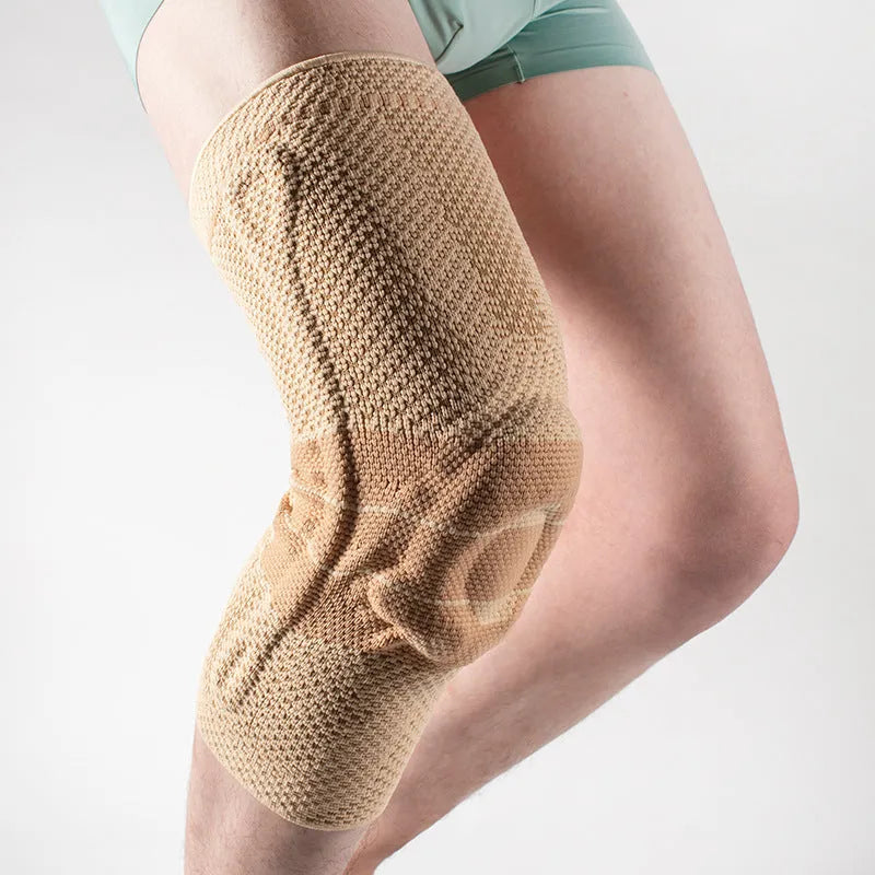 Adult basketball knee pads in nylon and spandex, sizes S M L XL, black and blue or grey and blue.