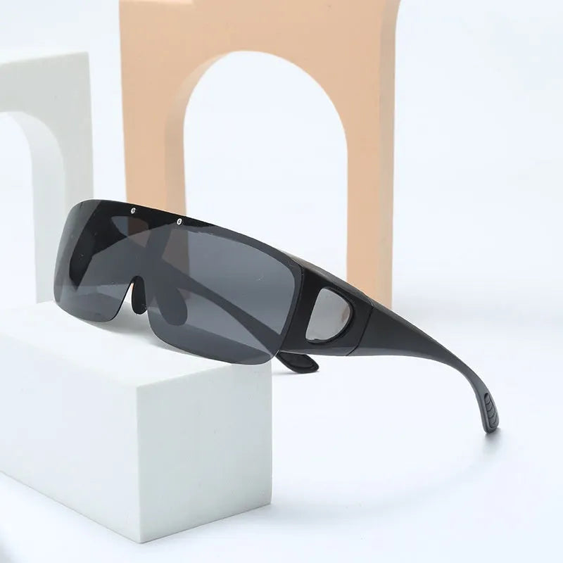 Polarised sports sunglasses with a one-piece lens for myopia, shown in black/grey and dark green colour options.