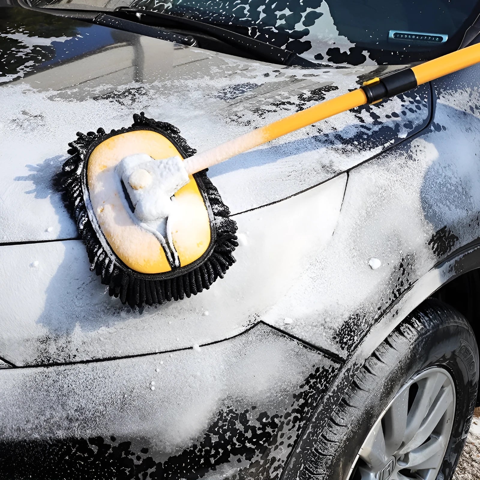 Telescopic curved car cleaning brush with aluminium chenille head in blue and yellow colour options