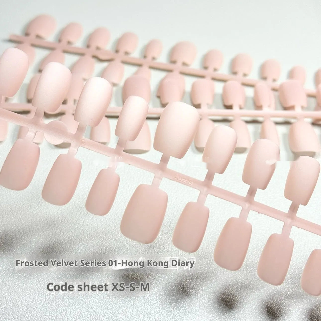 Frosted Velvet Cat's Eye artificial nail set showing short ladder XS, S, M sizes with aurora and electroplated finishes.