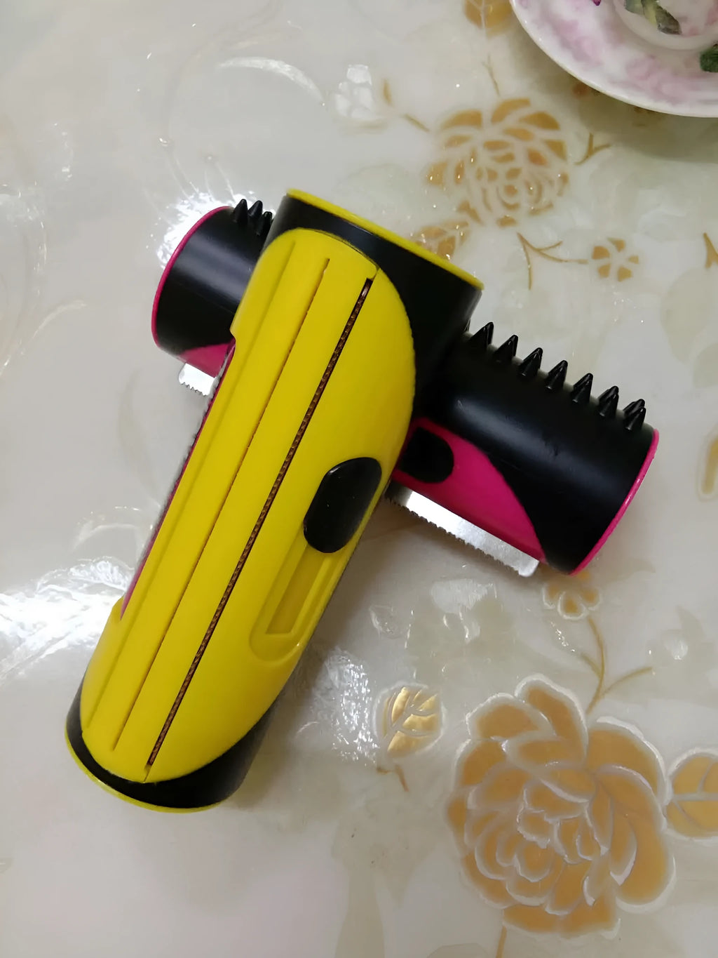 Pet comb with stainless steel teeth and red ABS handle for grooming dogs and cats.