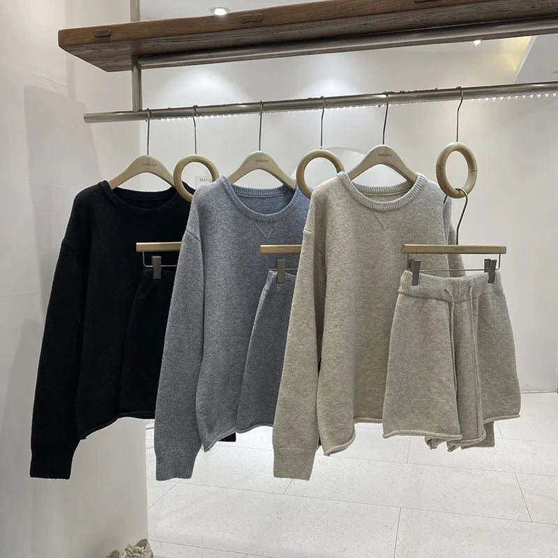 Women's loose-fitting knitted sweater and wide leg shorts two-piece set in oatmeal colour