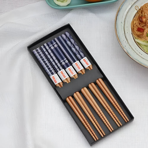Japanese style bamboo chopsticks set with lucky cat pattern in gift box packaging