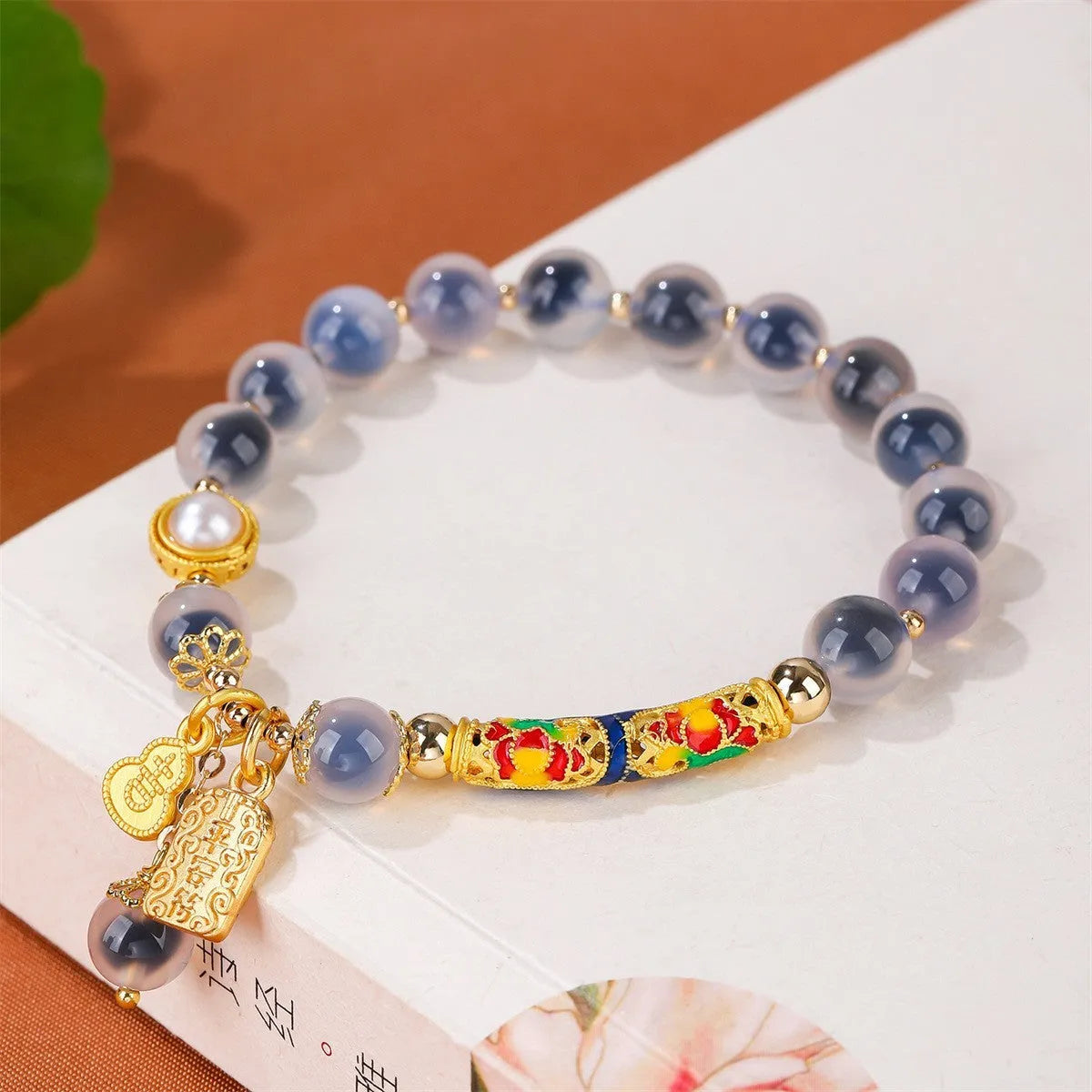 Sugar heart agate bracelet with retro minority design and adjustable closure