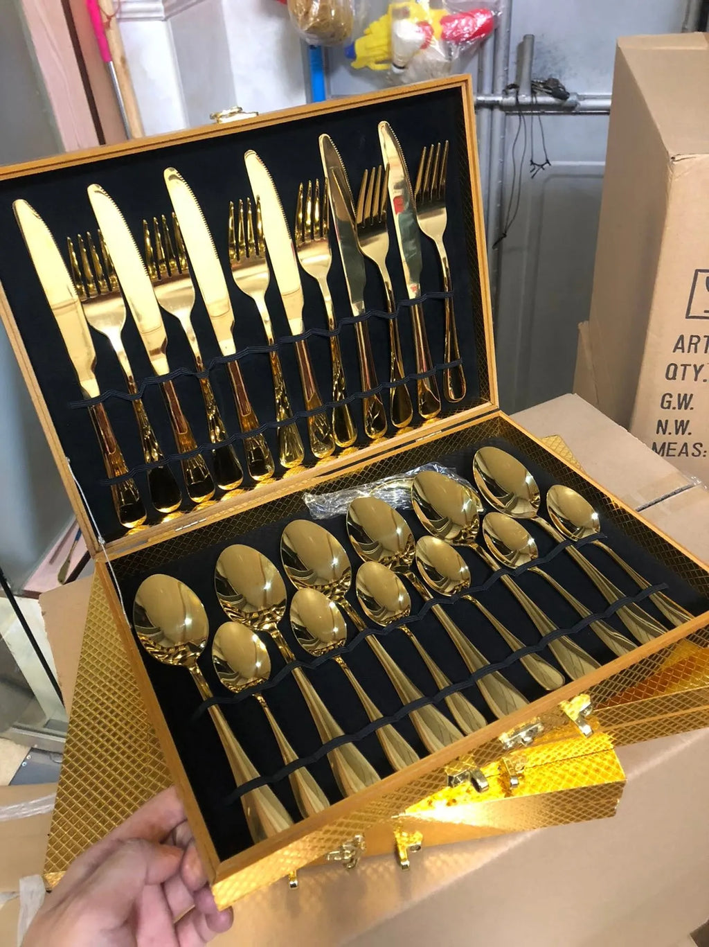 24 piece 18/10 stainless steel cutlery set with knife fork and spoon in black finish
