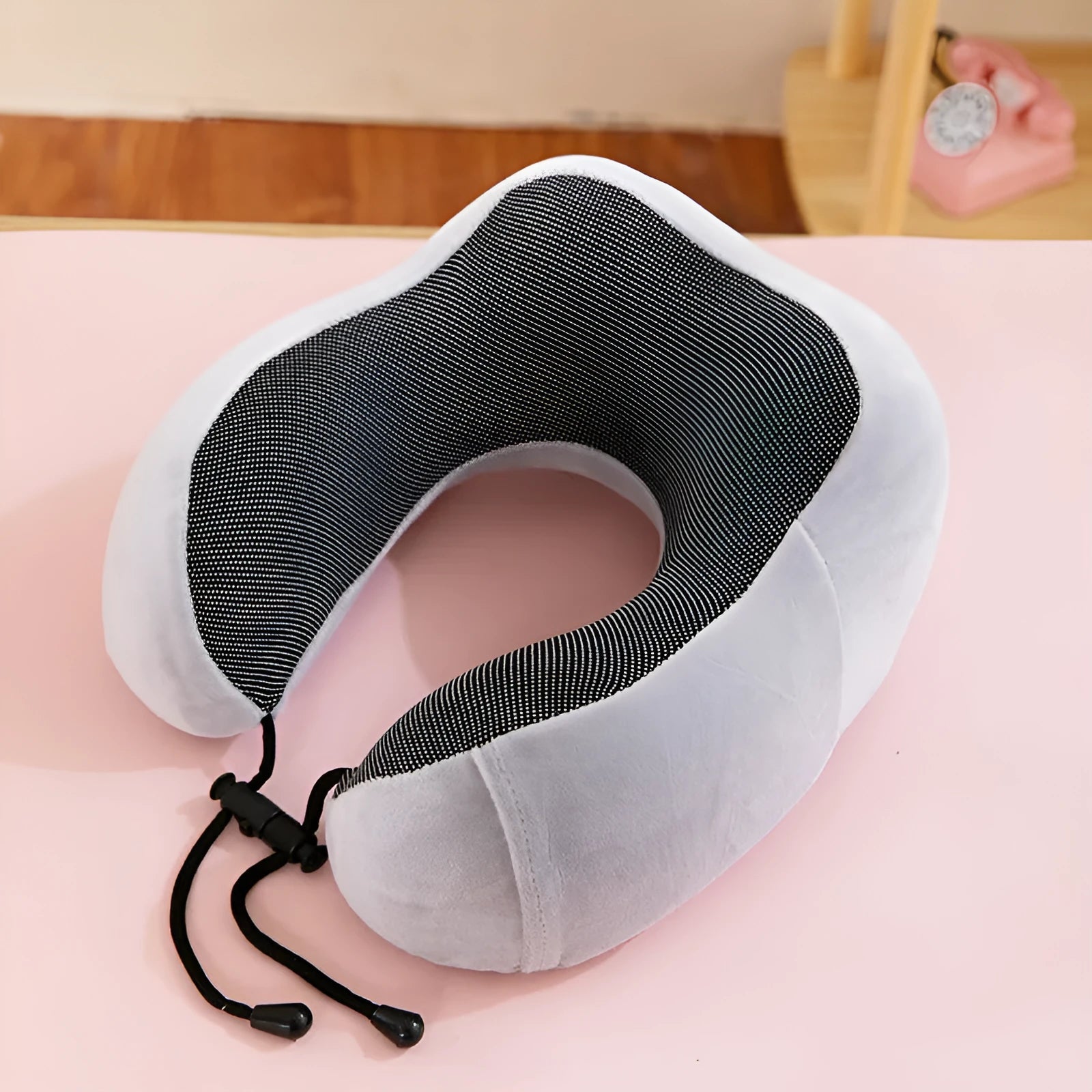 Memory foam U-shape travel neck pillow in light gray with magnetic closure, 30x25x15cm