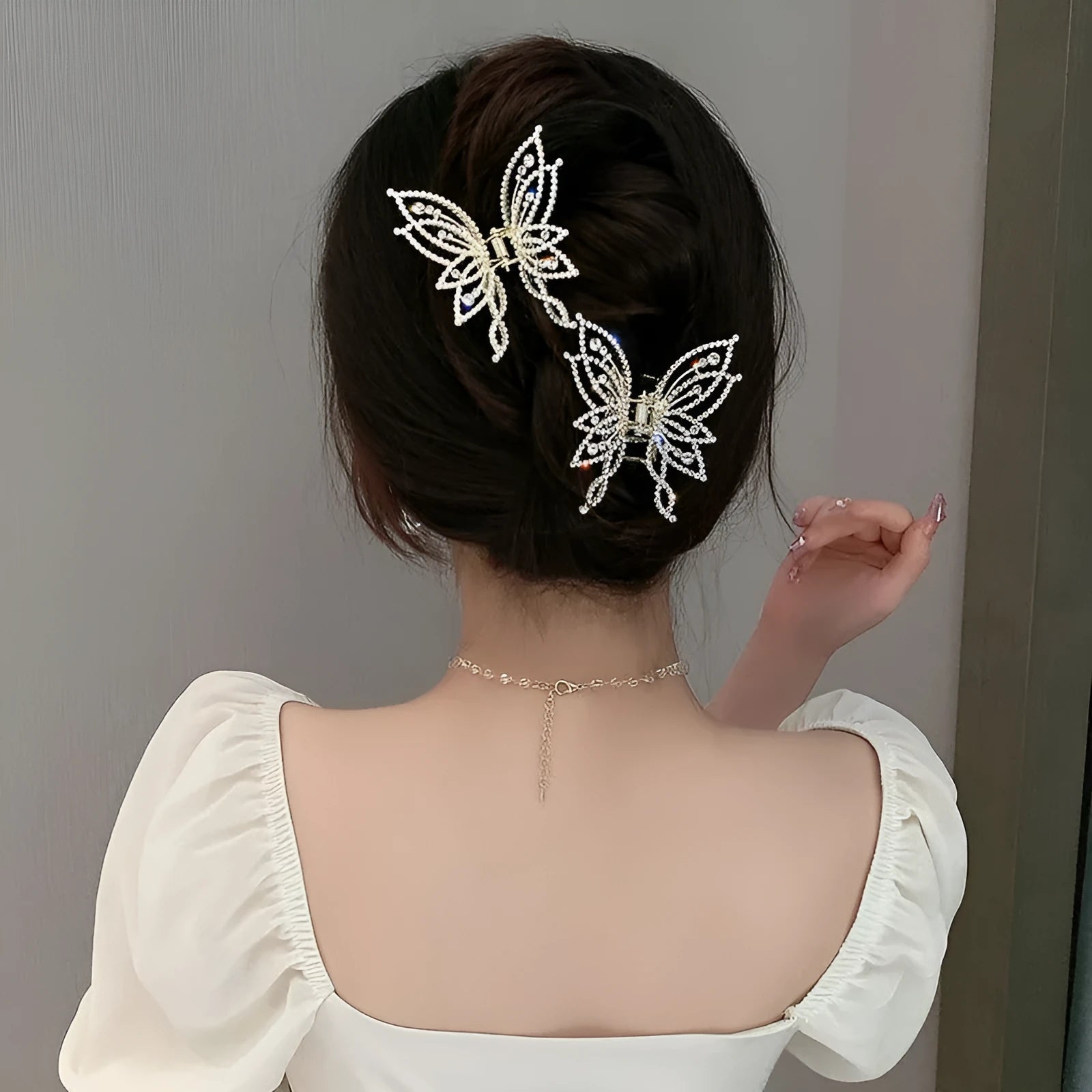 Butterfly-shaped alloy hair clip for women with rhinestone or pearl style decoration